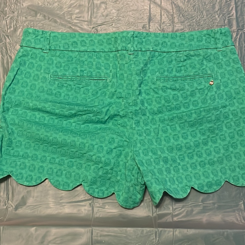 Crown & Ivy Textured Green Scallop Hem Shorts - Picture 2 of 6